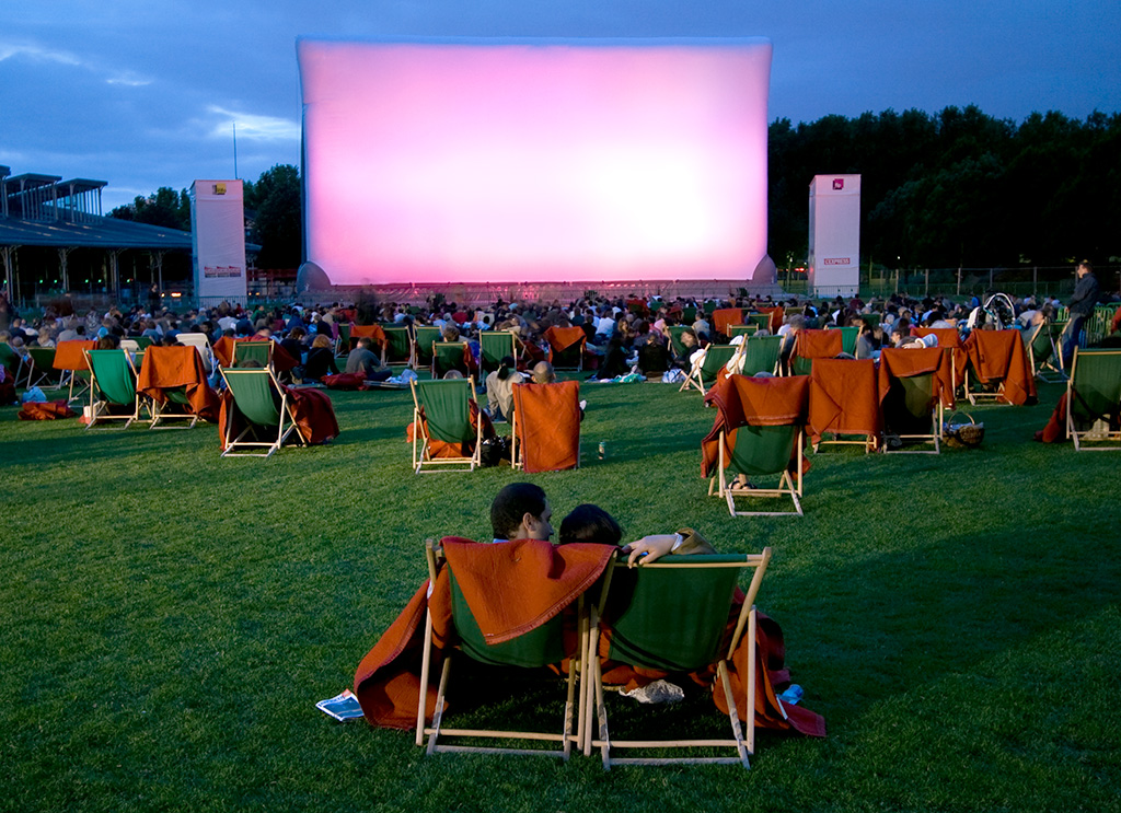 cinema-plein-air-villette-transats-herbe